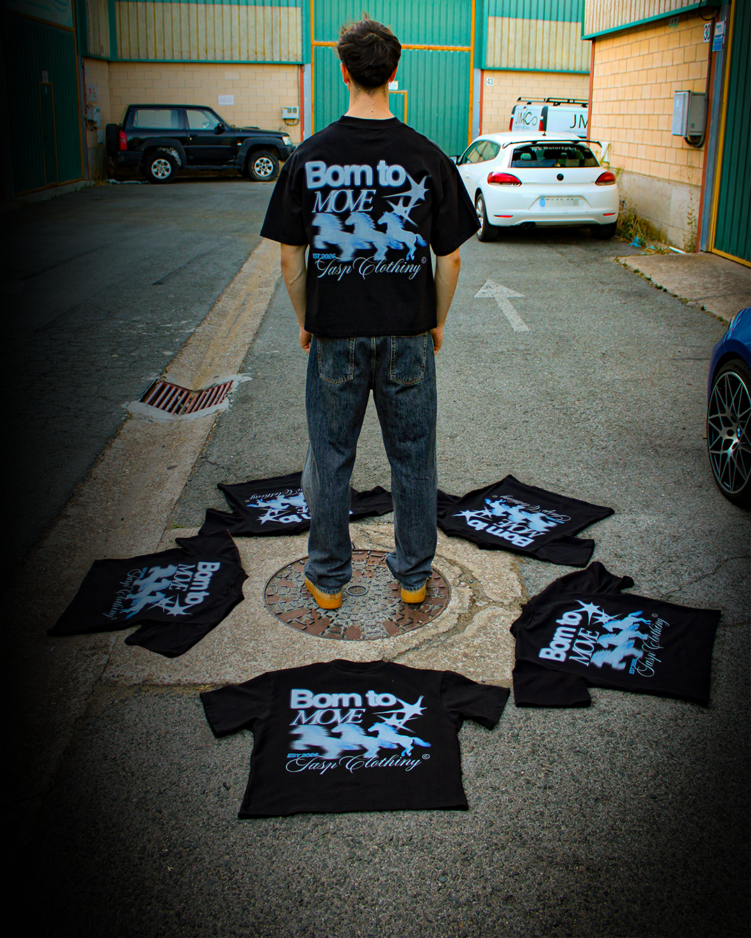Modelo de espaldas con camiseta negra LIMITLESS de TASP Clothing rodeado de camisetas en círculo