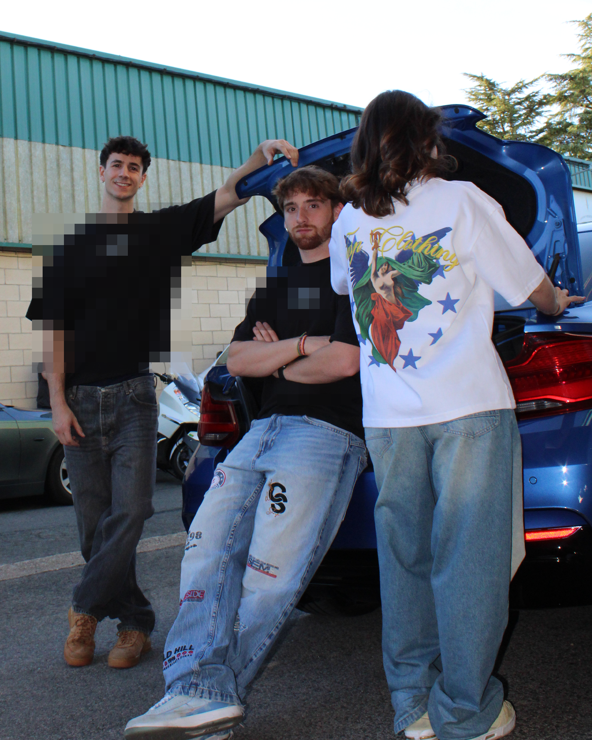 Grupo de modelos con camisetas oversize ANGEL blanca y LIMITLESS negra de TASP Clothing, streetwear español