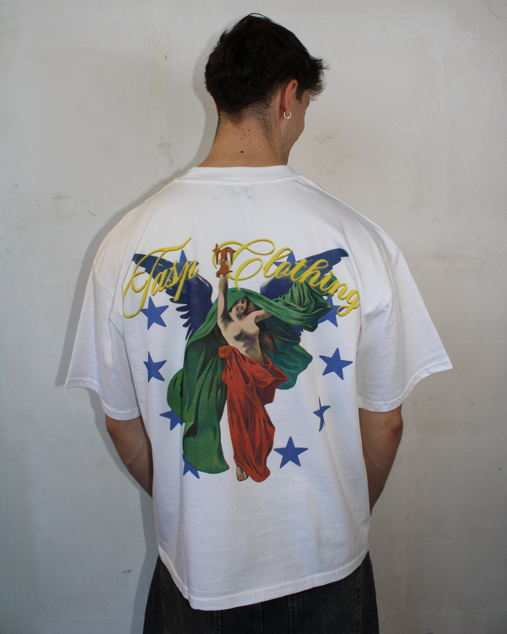 Modelo de espaldas con camiseta oversize blanca ANGEL de TASP Clothing y gráfico clásico de ángel