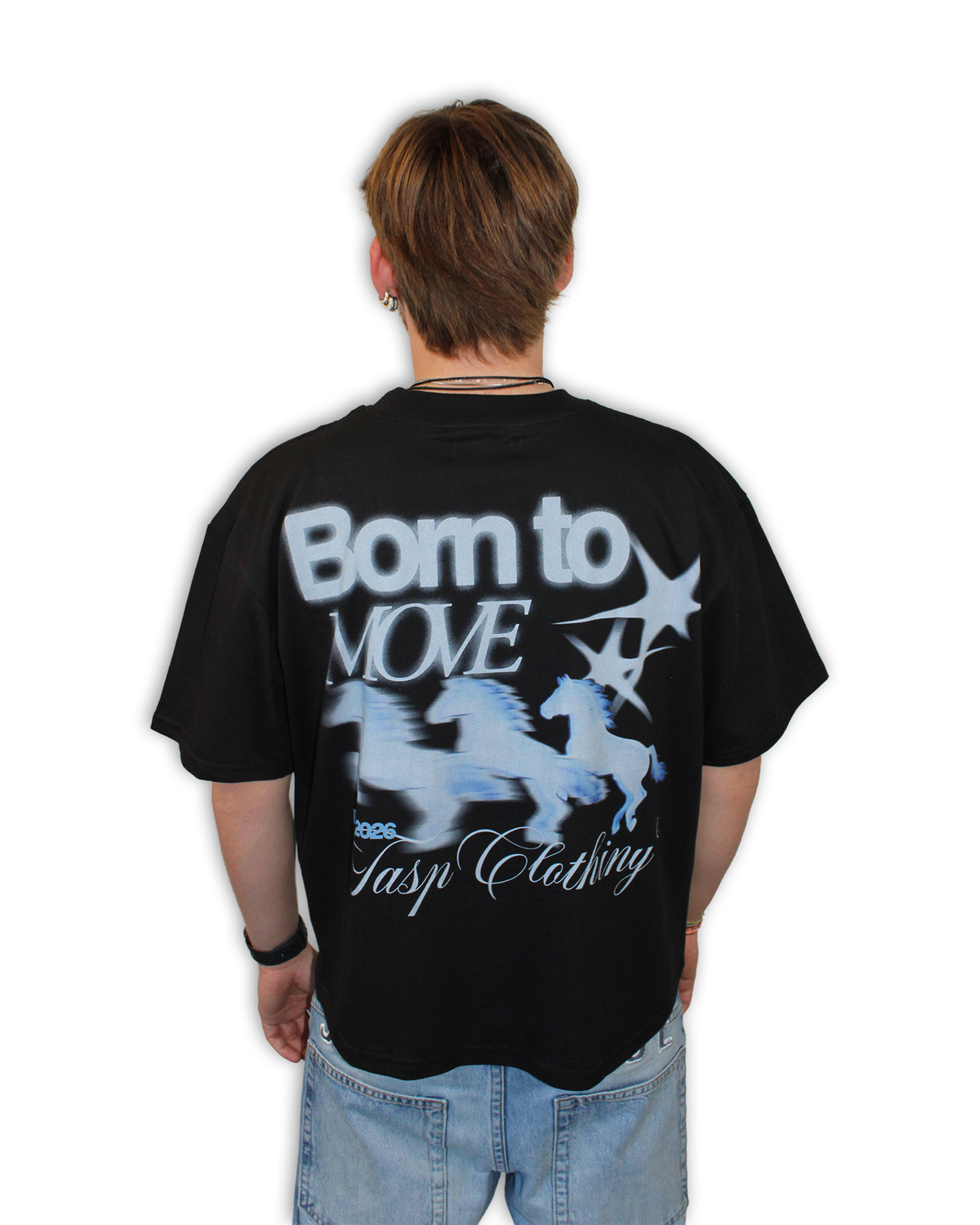 Modelo de espaldas con camiseta negra LIMITLESS de TASP Clothing y estampado Born to Move