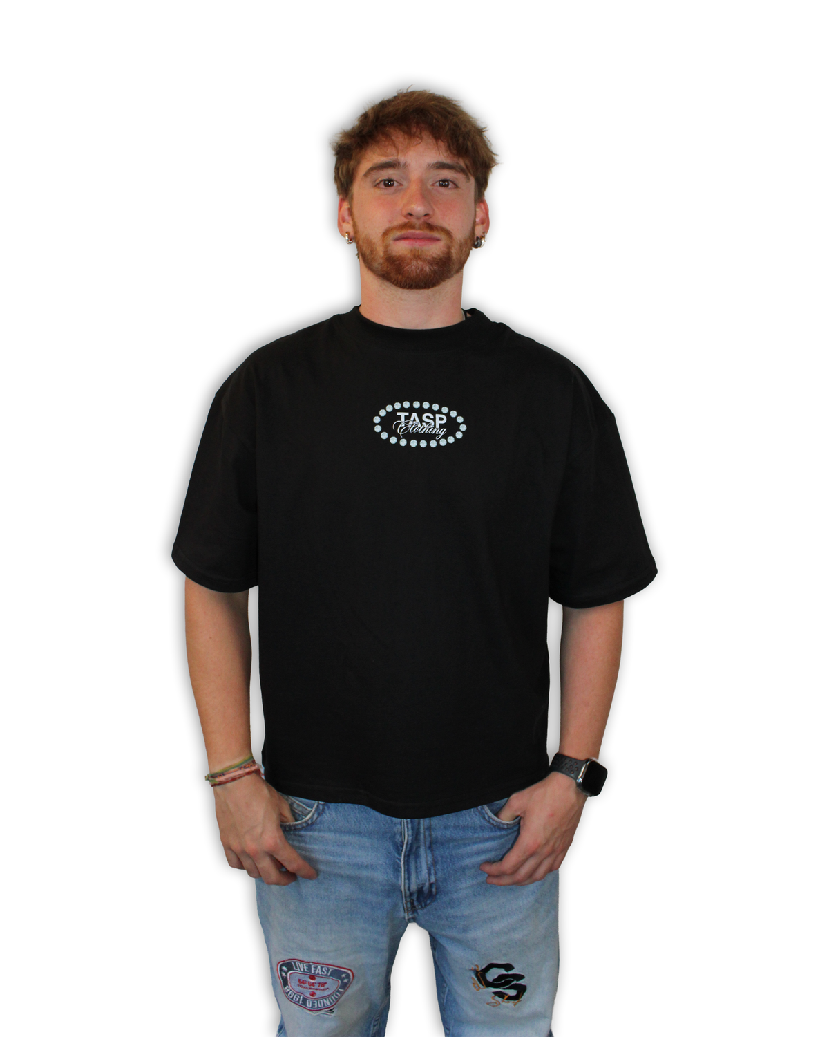 Modelo con camiseta oversize boxy negra LIMITLESS de TASP Clothing, vista frontal, streetwear hombre